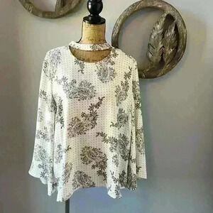 Chicos size 3 paisley silk like feel top .  Zipper in back for easy on/ off